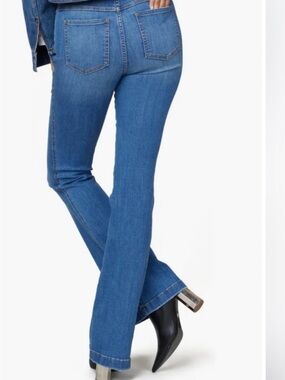 SPANX Flare Leg Pull-On
Jeans Size Medium
